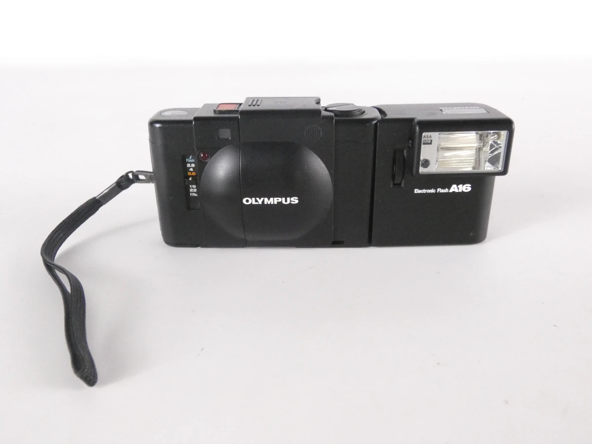 Olympus XA compact camera met flitser en handleiding