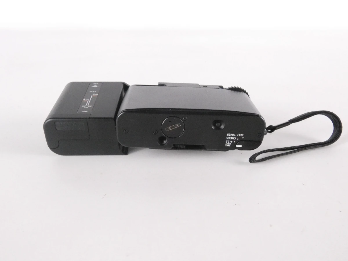 Olympus XA compact camera met flitser en handleiding