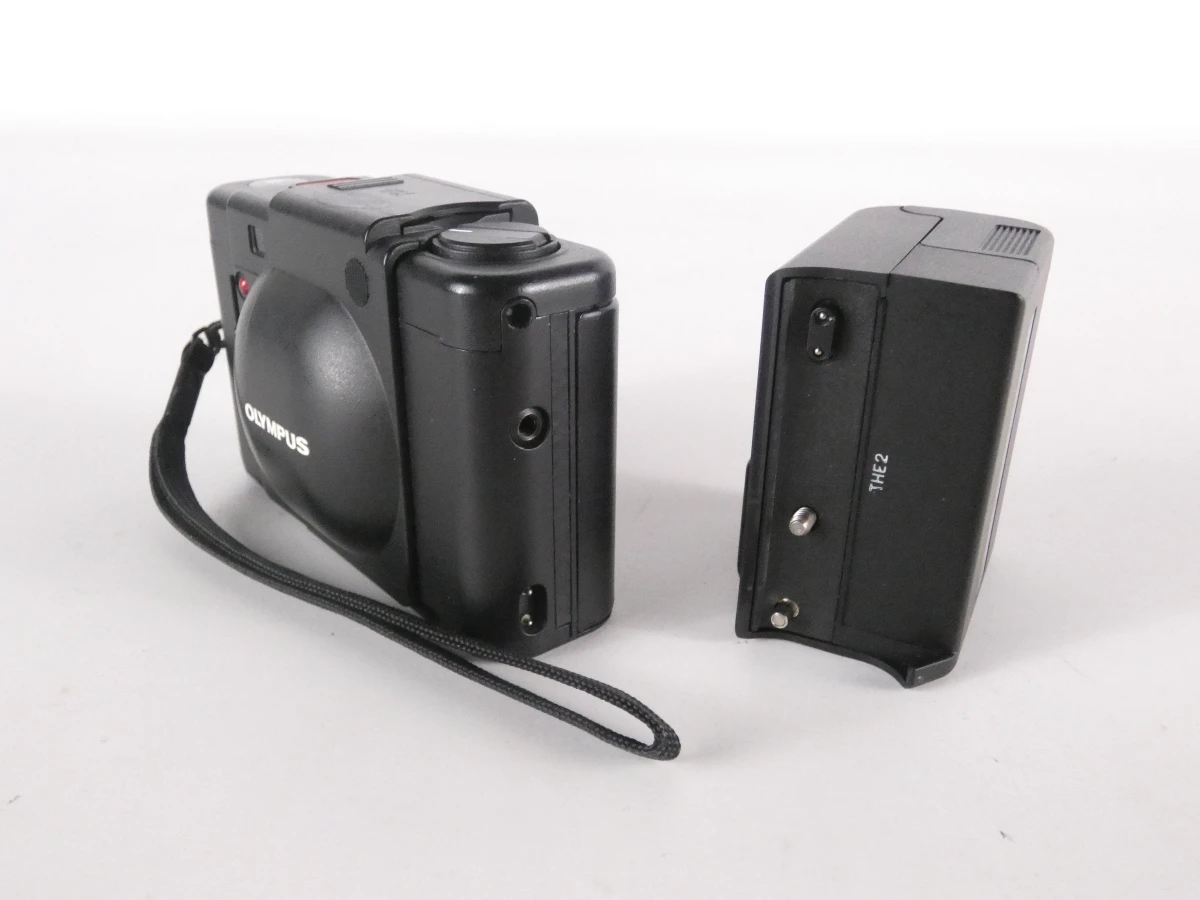Olympus XA compact camera met flitser en handleiding