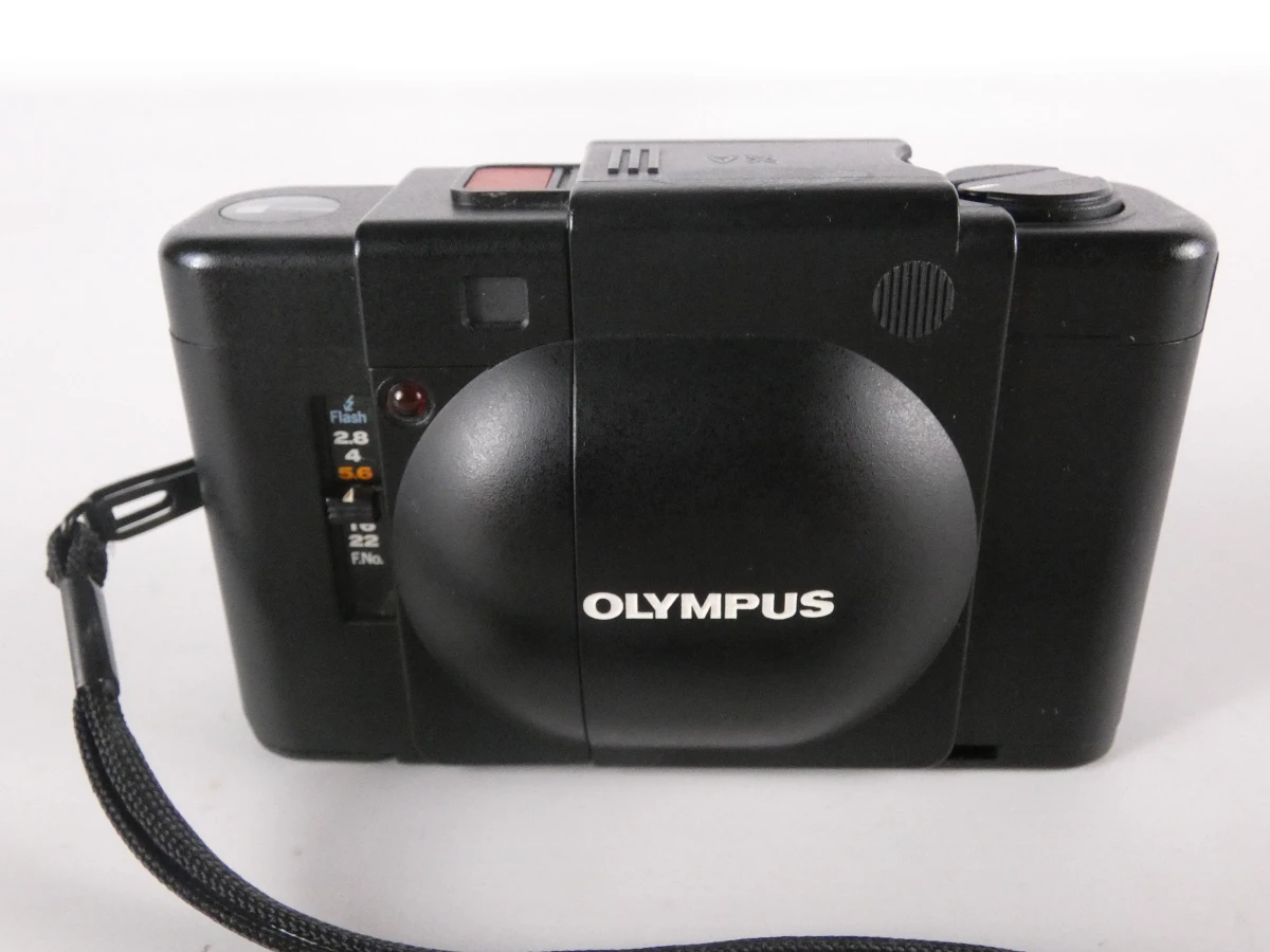 Olympus XA compact camera met flitser en handleiding