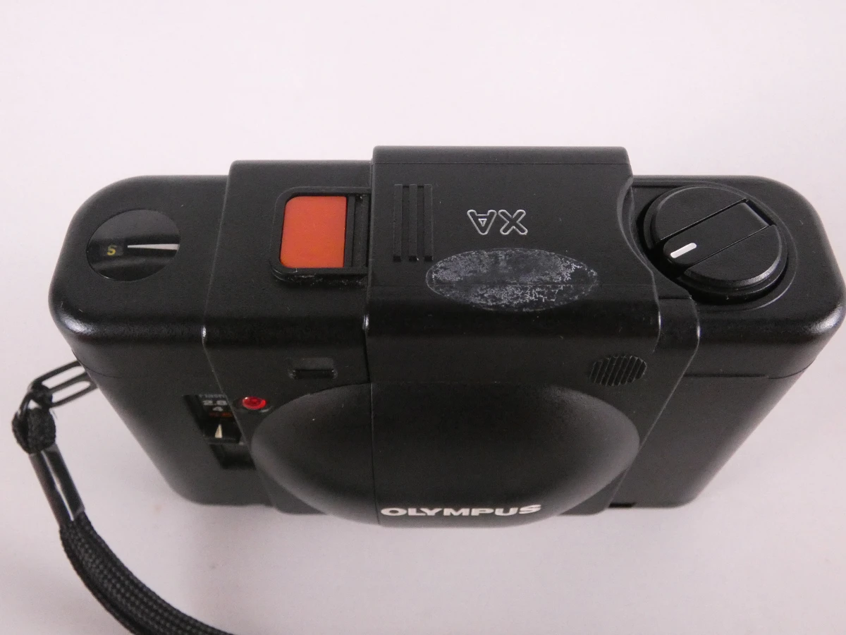 Olympus XA compact camera met flitser en handleiding
