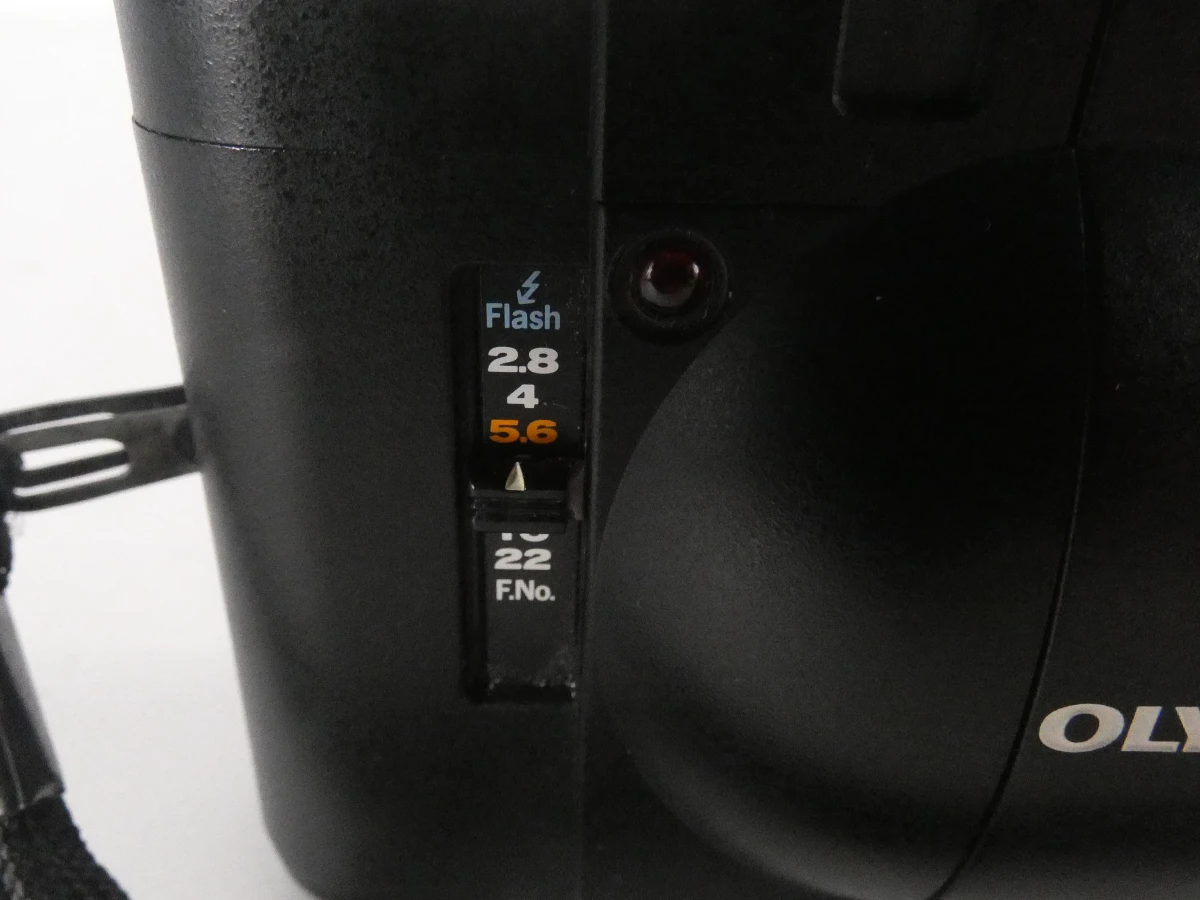 Olympus XA compact camera met flitser en handleiding