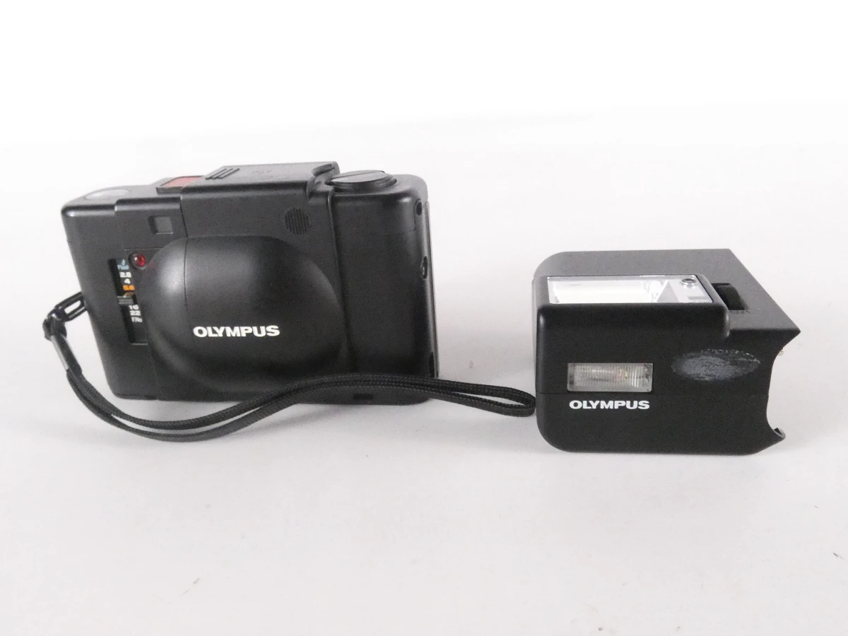 Olympus XA compact camera met flitser en handleiding