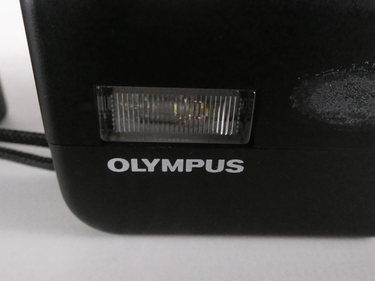 Olympus XA compact camera met flitser en handleiding