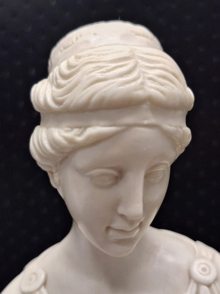Beeld van de godin Hebe - A. Santini (Toscane, Italië)