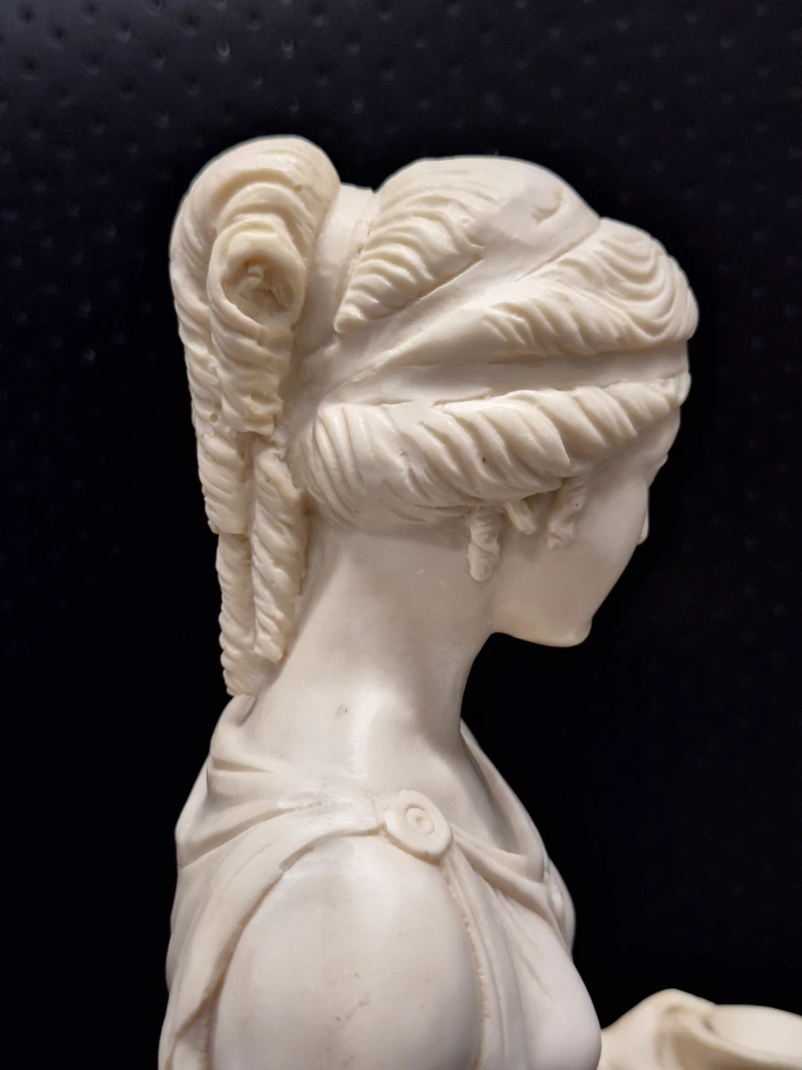 Beeld van de godin Hebe - A. Santini (Toscane, Italië)