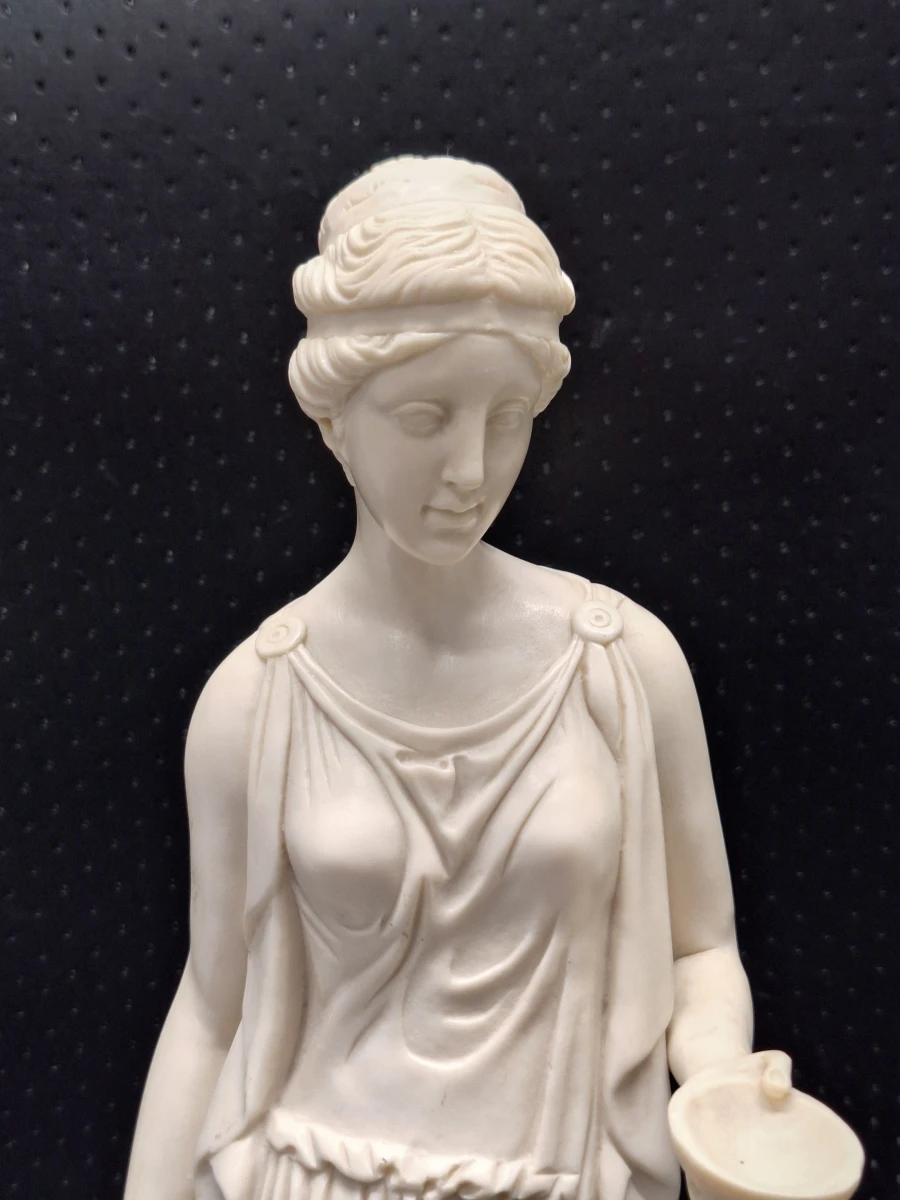 Beeld van de godin Hebe - A. Santini (Toscane, Italië)