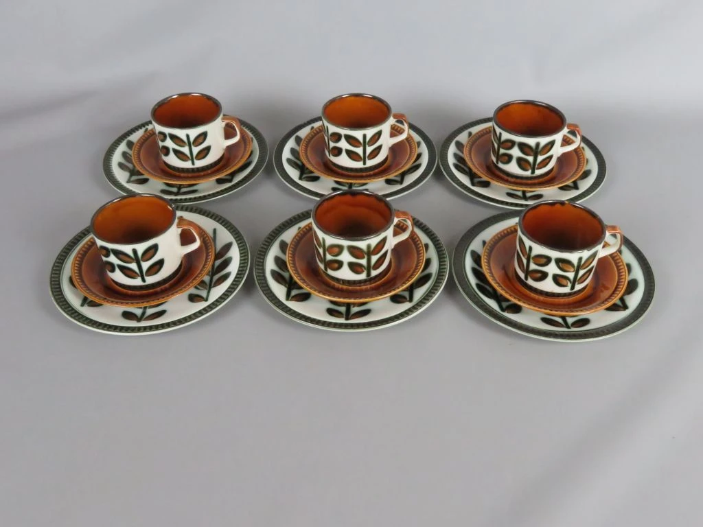 Set van 6 vintage koffiekopjes met schotels en bordjes Rambouillet
