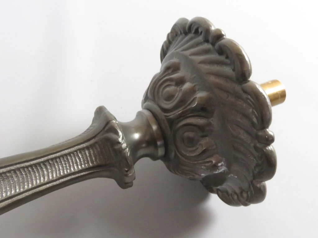 Metalen decoratief voetstuk van 115 cm hoog, geschikt voor lampombouw