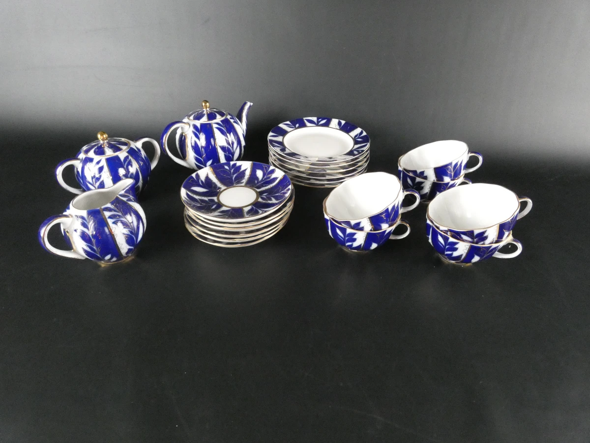 Russisch porseleinen theeservies met blauw-wit bladmotief