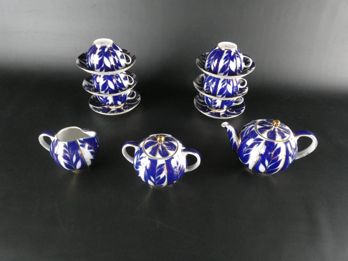 Russisch porseleinen theeservies met blauw-wit bladmotief