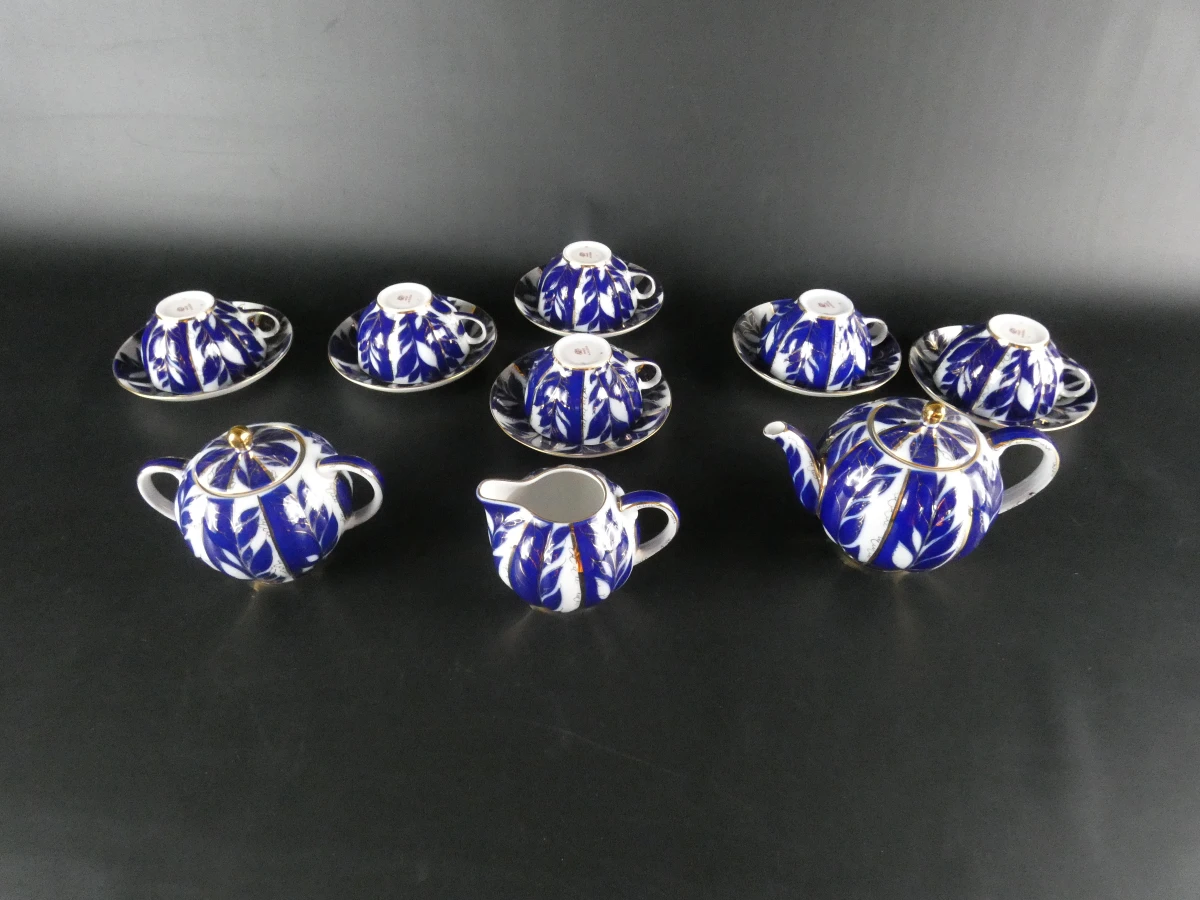 Russisch porseleinen theeservies met blauw-wit bladmotief