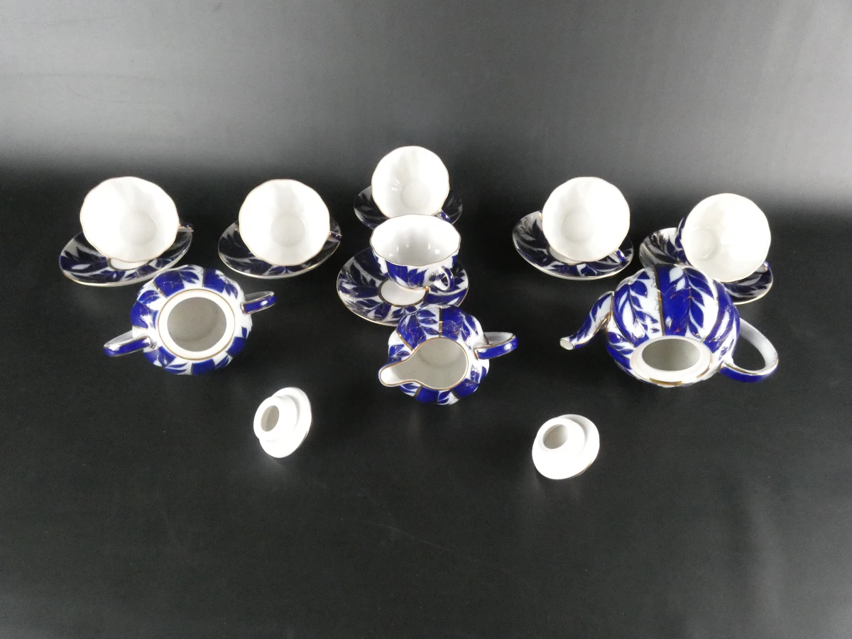 Russisch porseleinen theeservies met blauw-wit bladmotief