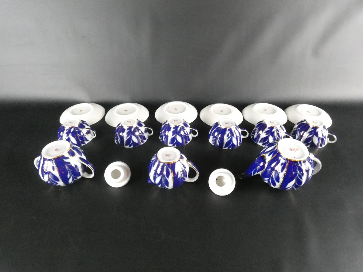 Russisch porseleinen theeservies met blauw-wit bladmotief