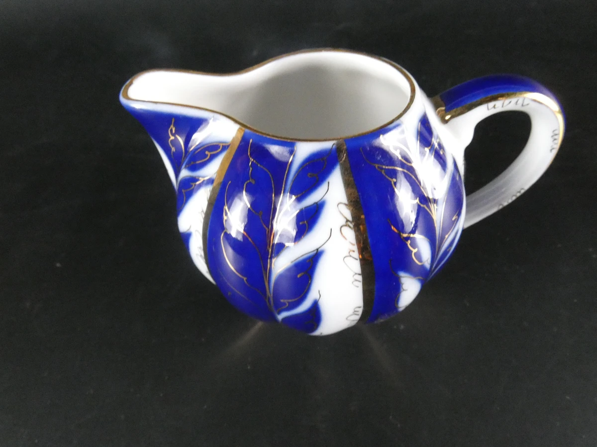 Russisch porseleinen theeservies met blauw-wit bladmotief