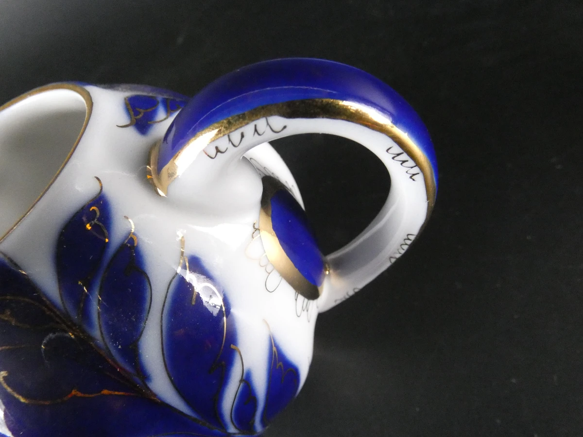 Russisch porseleinen theeservies met blauw-wit bladmotief