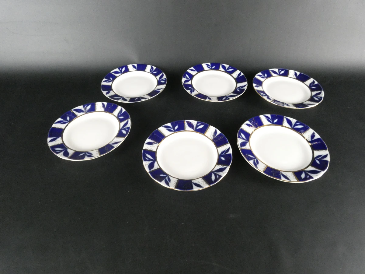 Russisch porseleinen theeservies met blauw-wit bladmotief