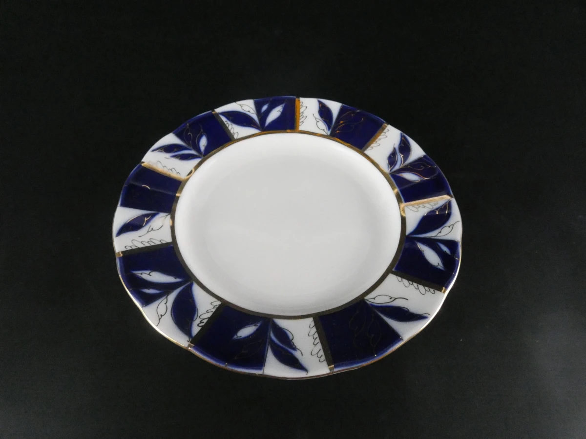 Russisch porseleinen theeservies met blauw-wit bladmotief