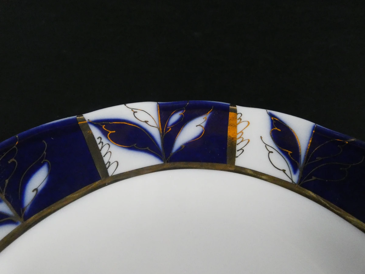 Russisch porseleinen theeservies met blauw-wit bladmotief