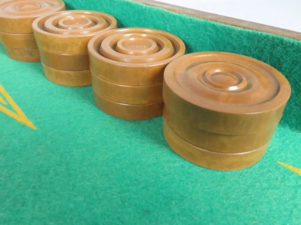 Vintage houten backgammon spel met dobbelstenen