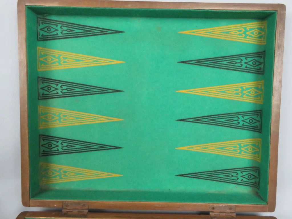 Vintage houten backgammon spel met dobbelstenen