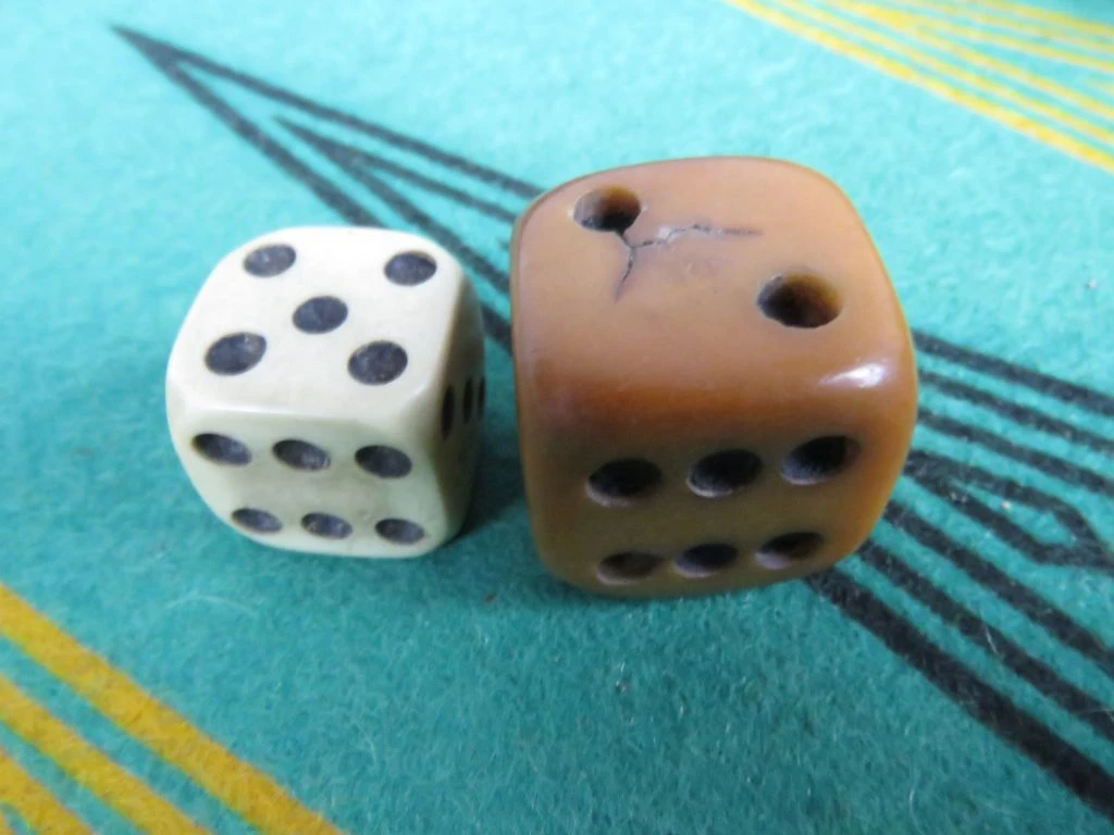 Vintage houten backgammon spel met dobbelstenen