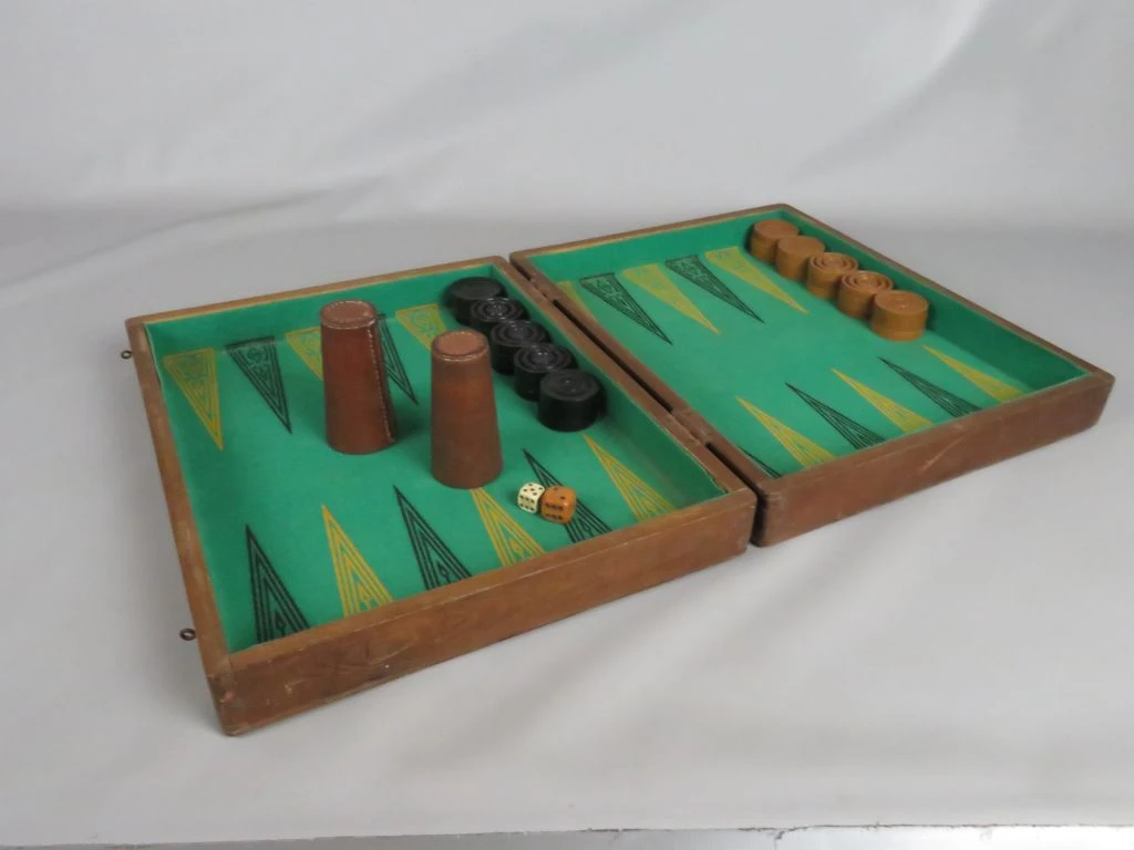 Vintage houten backgammon spel met dobbelstenen
