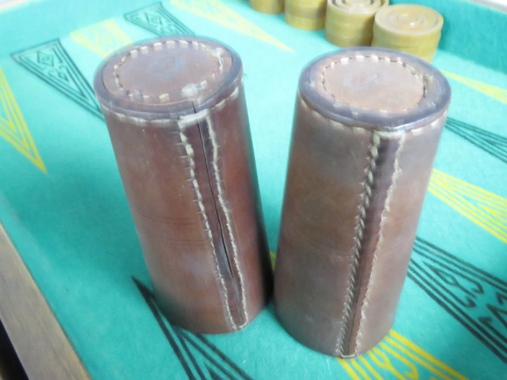 Vintage houten backgammon spel met dobbelstenen