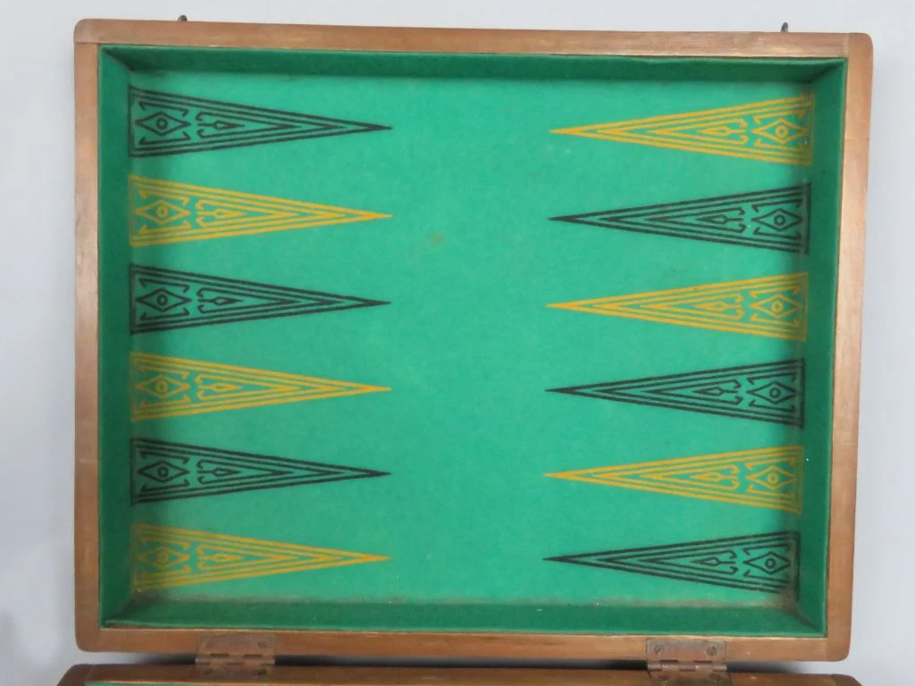 Vintage houten backgammon spel met dobbelstenen