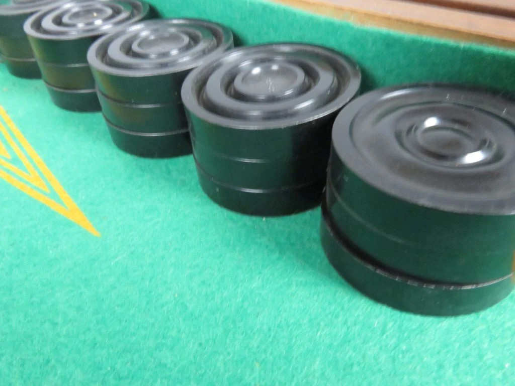Vintage houten backgammon spel met dobbelstenen