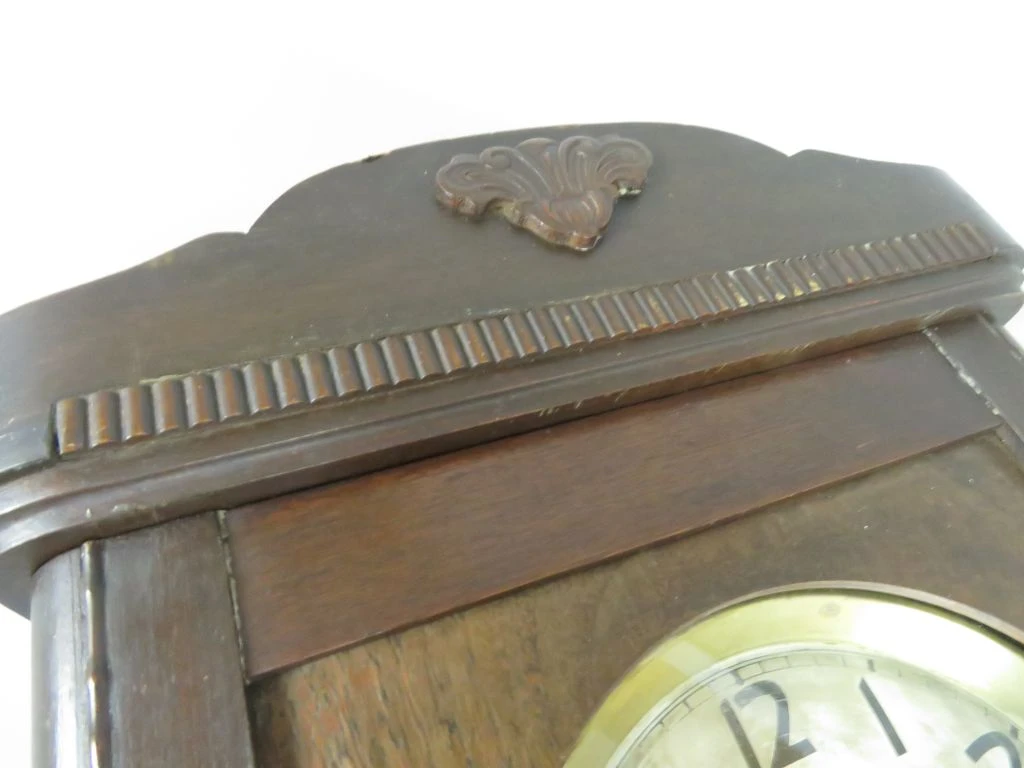 Antieke houten wandklok met slinger