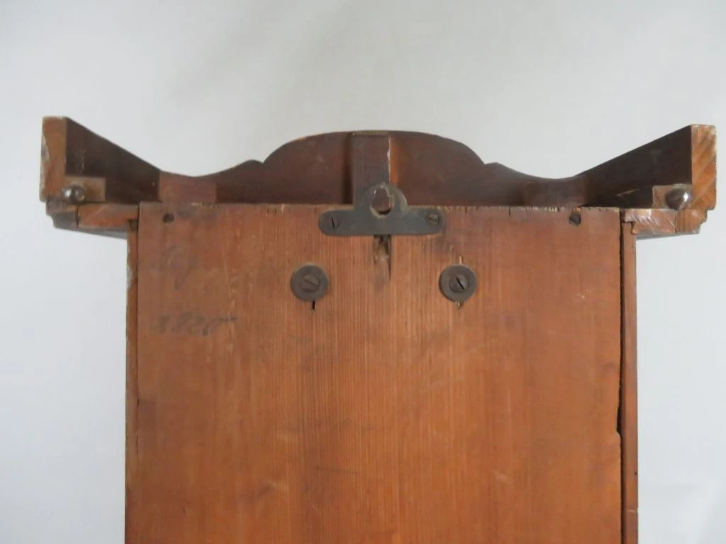 Antieke houten wandklok met slinger