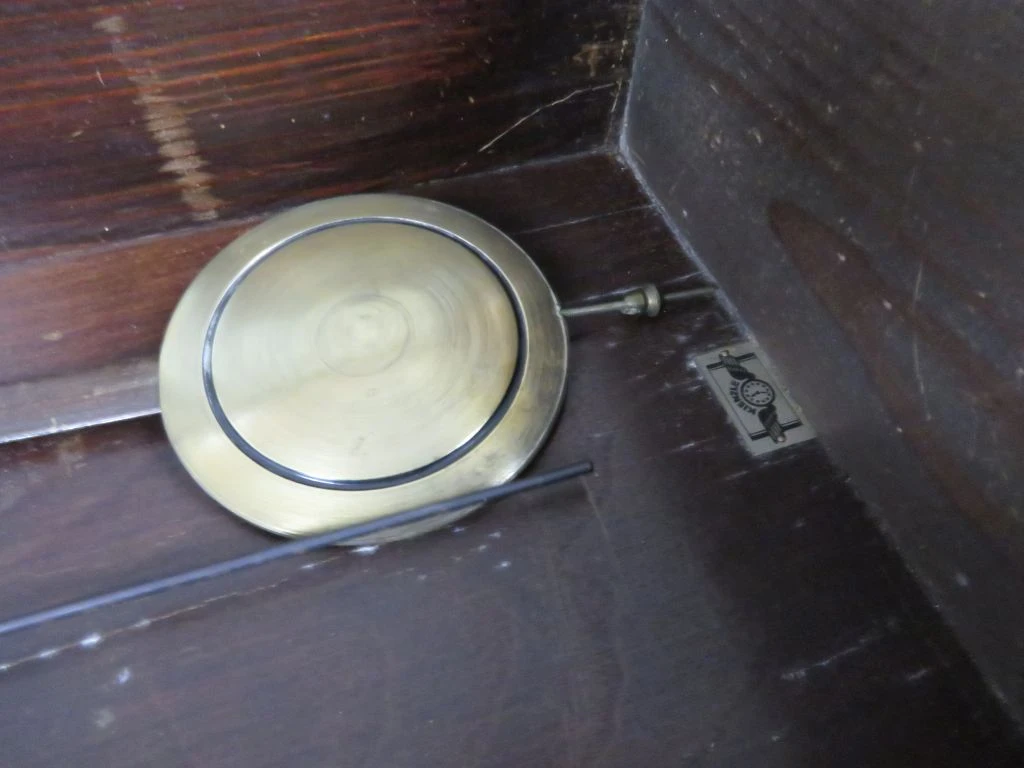 Antieke houten wandklok met slinger