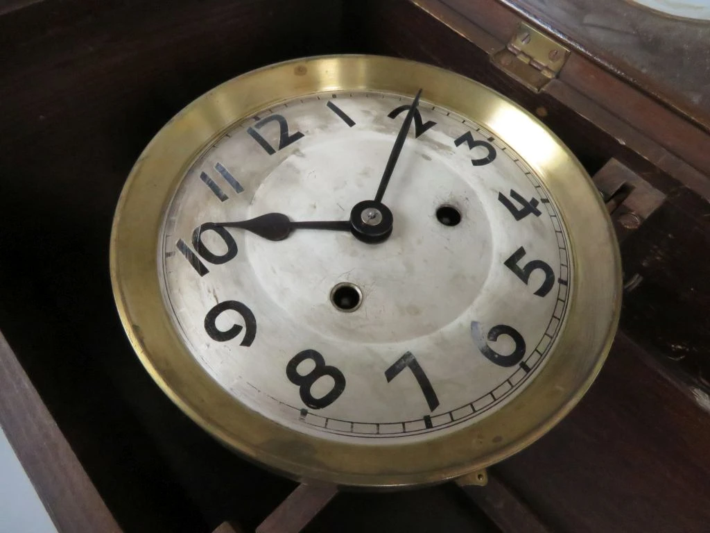 Antieke houten wandklok met slinger