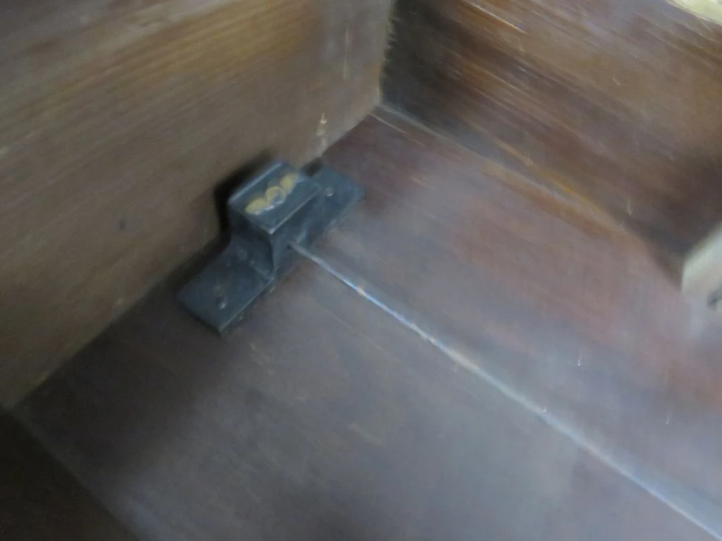 Antieke houten wandklok met slinger