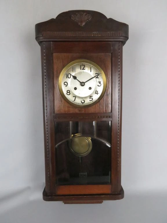 Antieke houten wandklok met slinger