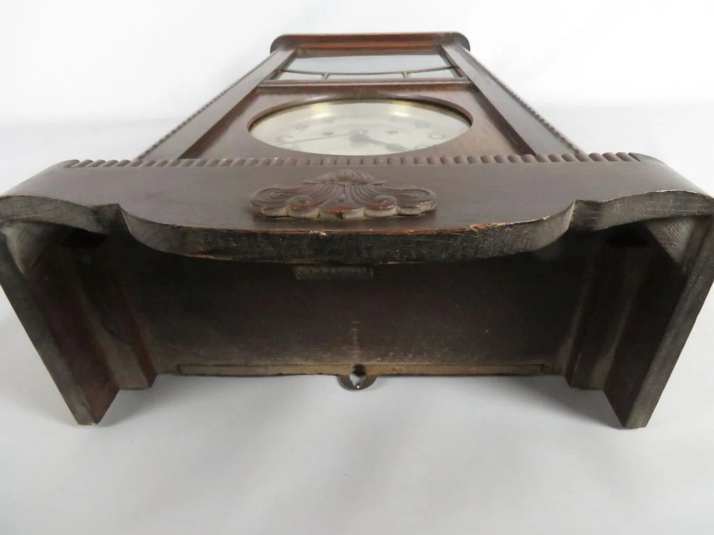 Antieke houten wandklok met slinger