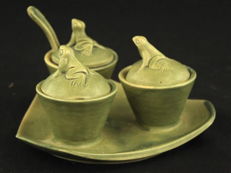 Groen keramisch theeservies met dierenmotieven