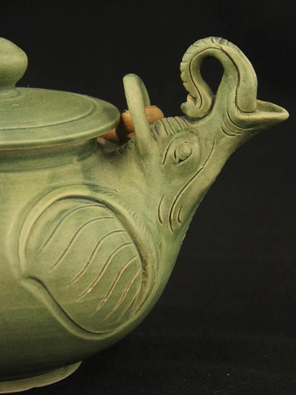 Groen keramisch theeservies met dierenmotieven