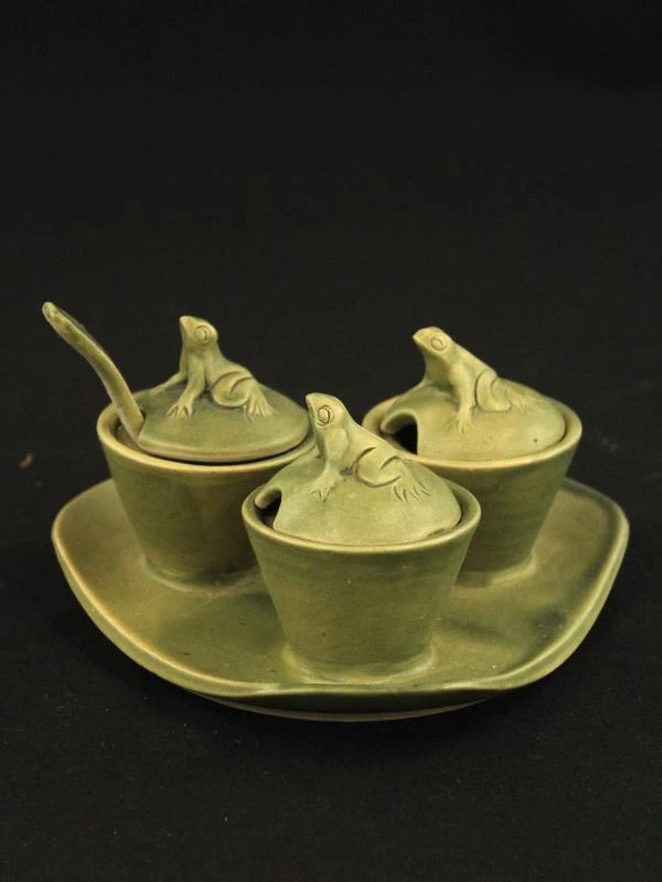 Groen keramisch theeservies met dierenmotieven