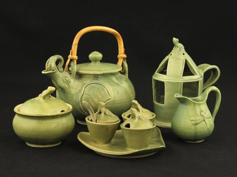 Groen keramisch theeservies met dierenmotieven