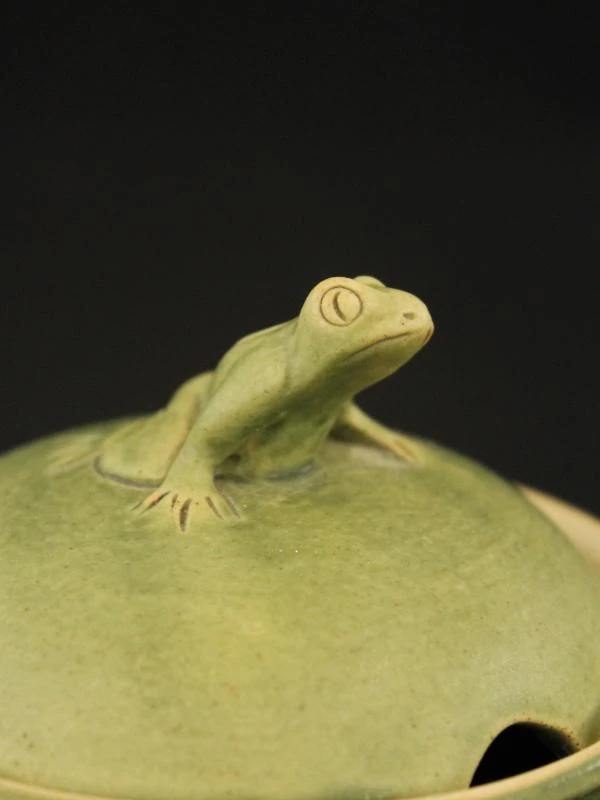 Groen keramisch theeservies met dierenmotieven