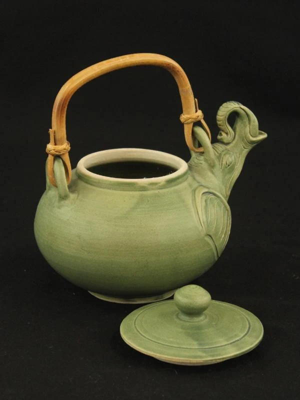 Groen keramisch theeservies met dierenmotieven