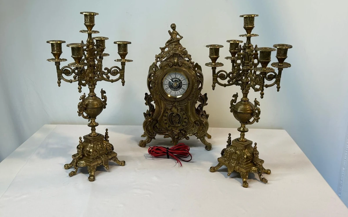 Antieke sierklok met 2 kandelaars in messing