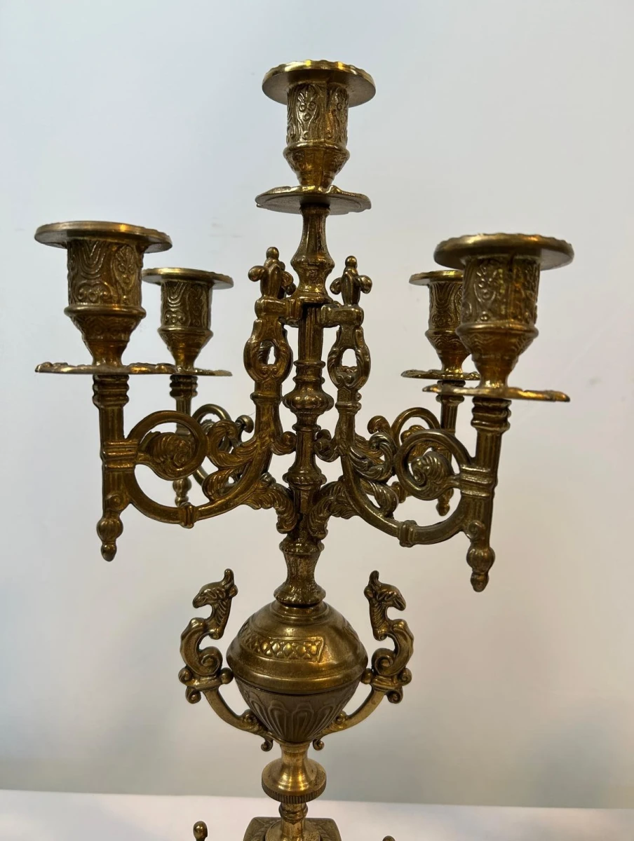 Antieke sierklok met 2 kandelaars in messing