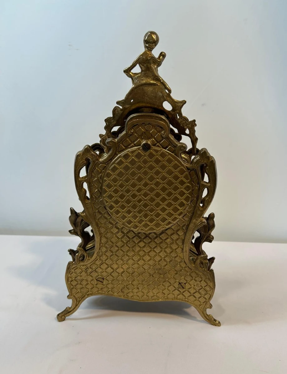 Antieke sierklok met 2 kandelaars in messing