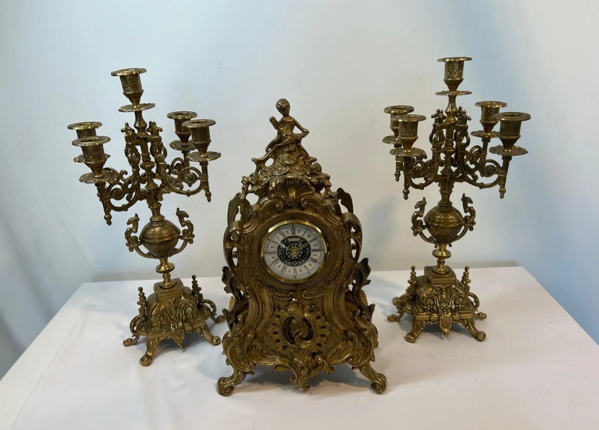Antieke sierklok met 2 kandelaars in messing