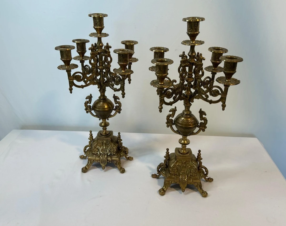Antieke sierklok met 2 kandelaars in messing