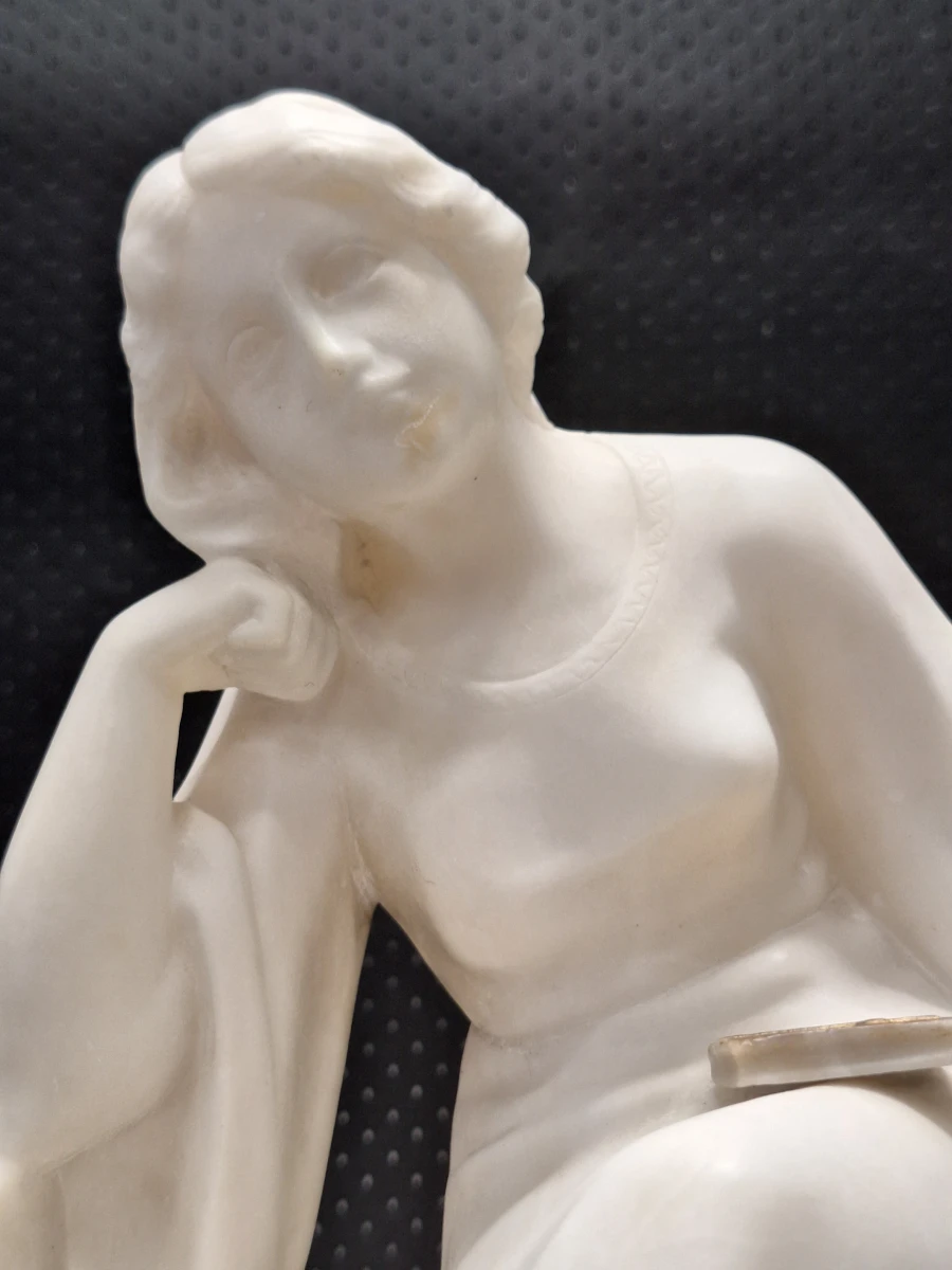 Art Deco sculptuur 'Lezende jonge vrouw' - Ezio Trapassi - natuursteen, Italië