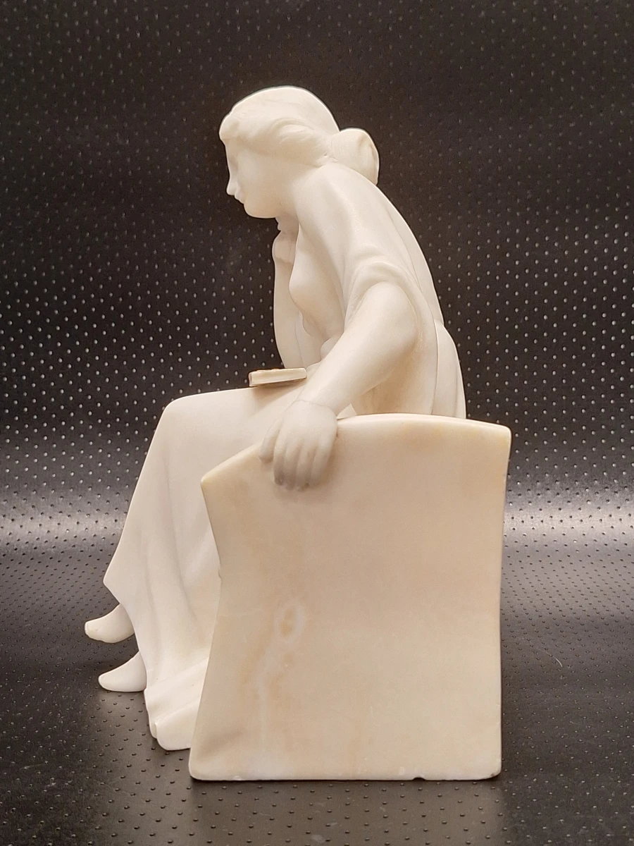Art Deco sculptuur 'Lezende jonge vrouw' - Ezio Trapassi - natuursteen, Italië